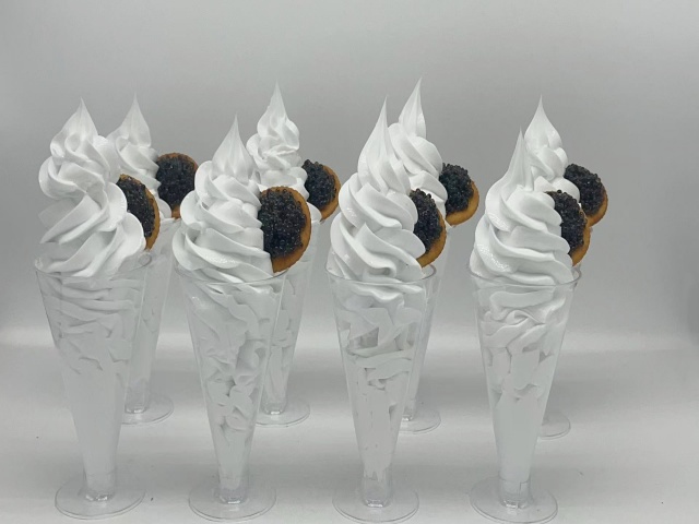 <b>客人打样定制的仿真鱼仔酱冰激凌模型完成交货</b>